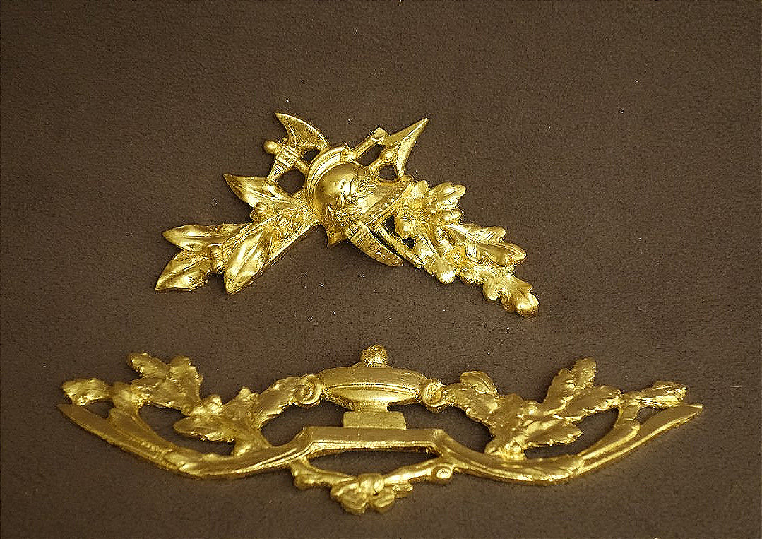Deux petits frontons en bronze doré XIX ème .