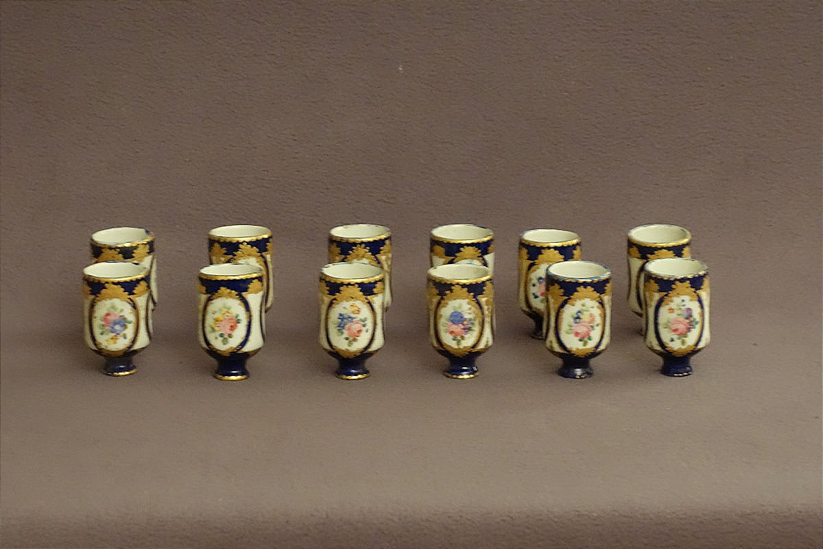 Rare série de binets en porcelaine attribués à la manufacture de Sèvres
