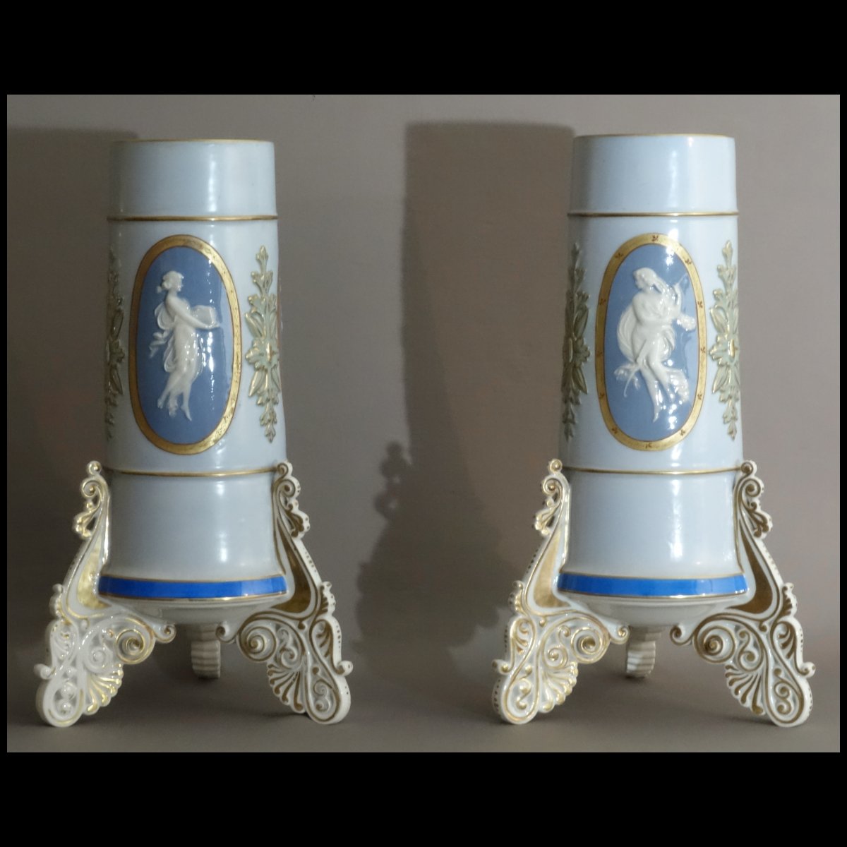 - Paire De Vases En Porcelaine De Paris Debut XIXème