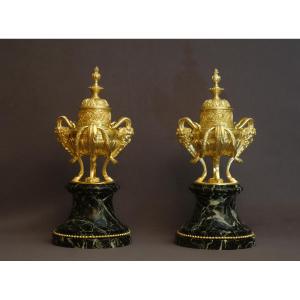  Paire de cassolettes couvertes Louis XVI  1830 .