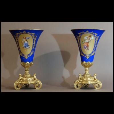 - Paire De Vases Cornets, Porcelaine De Paris, 1830