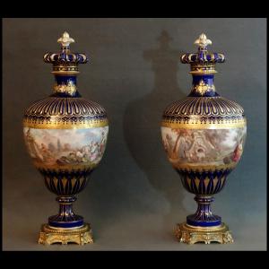 - Paire De Grands Vases Couverts  de Sèvres XVIIIème
