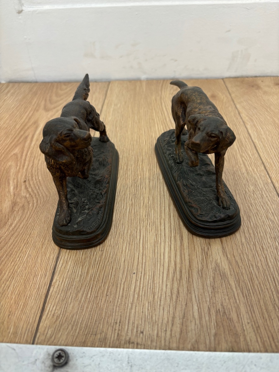 Paire de bronzes animaliers signés Paul Dubucand – Chiens de chasse – XIXᵉ siècle