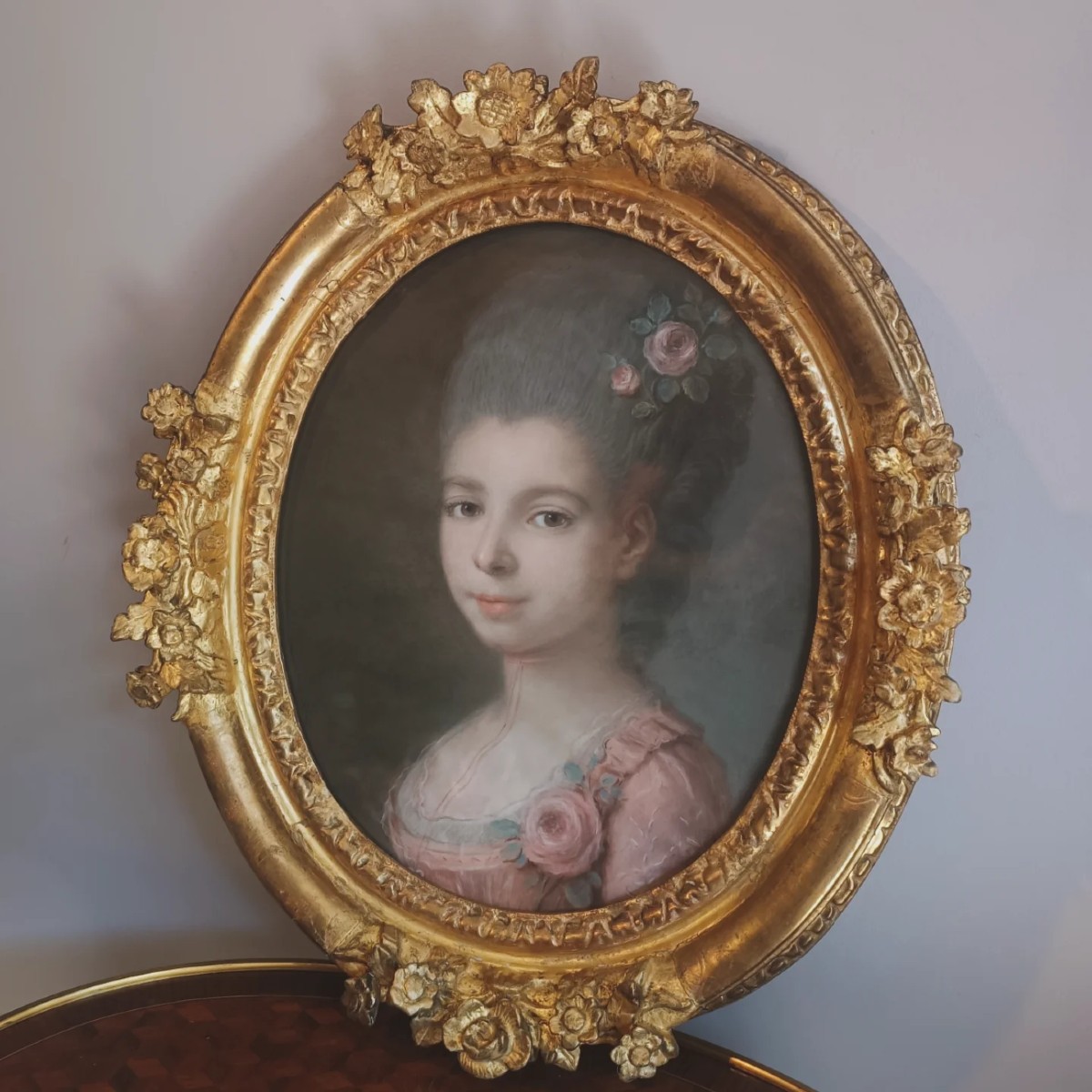 École française du XVIIIe pastel portrait d'une jeune fille aux roses-photo-2