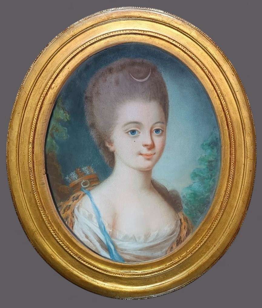 Ecole française du XVIIIe siècle portrait d'une jeune fille en Diane pastel