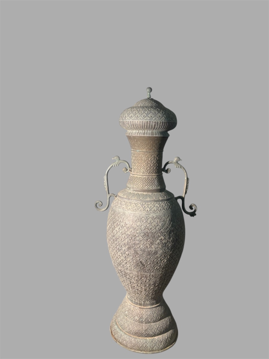 vase monumental en cuivre ciselé, originaire d’Iran (ancienne Perse)