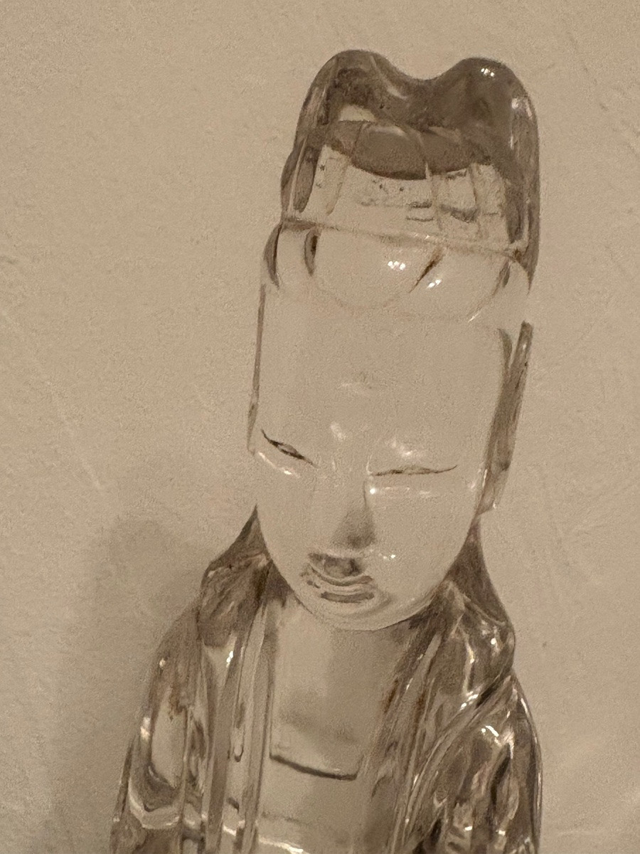 Statuette  chinoise en cristal de roche sculpté représentant une Guanyin avec un enfant.-photo-2