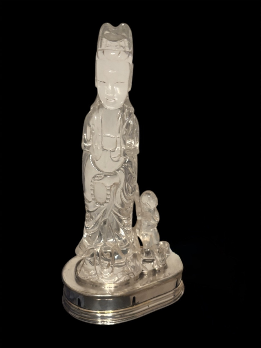 Statuette  chinoise en cristal de roche sculpté représentant une Guanyin avec un enfant.