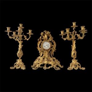 GARNITURE DE CHEMINÉE  EN BRONZE DORÉ, ÉPOQUE NAPOLÉON III, VERS 1840-1850