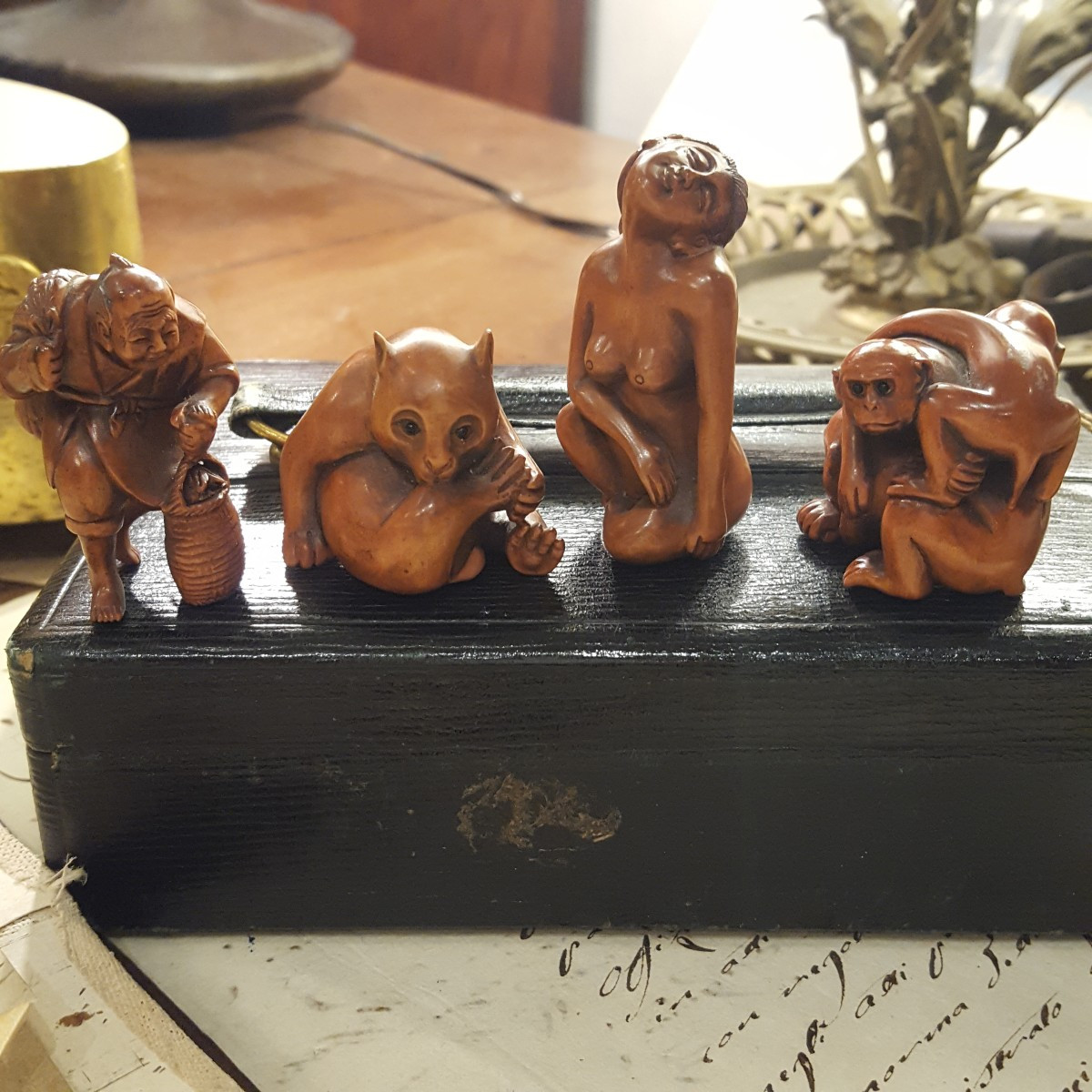 Quatre netsukés Japon en bois