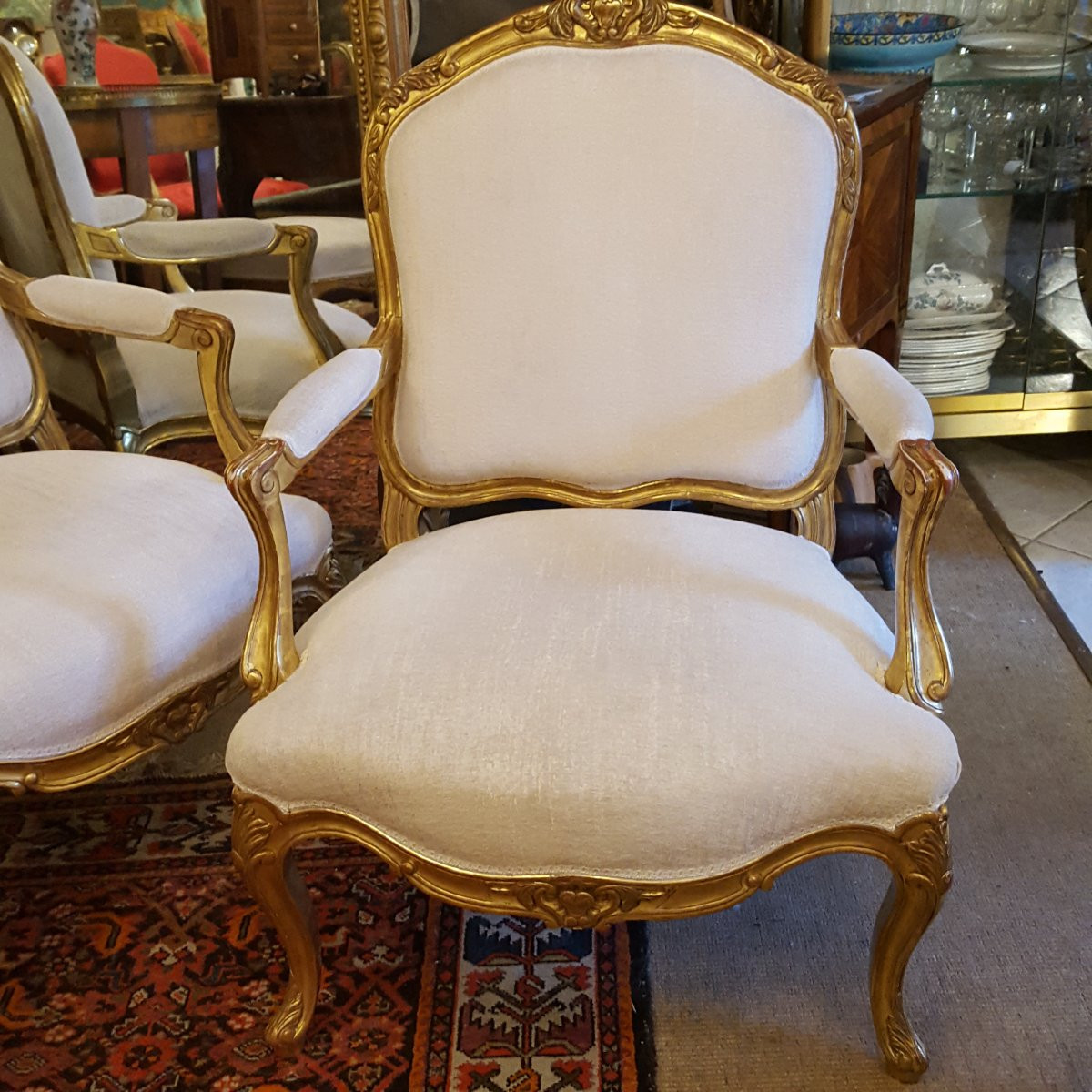  Paire de larges fauteuils en bois doré -photo-3