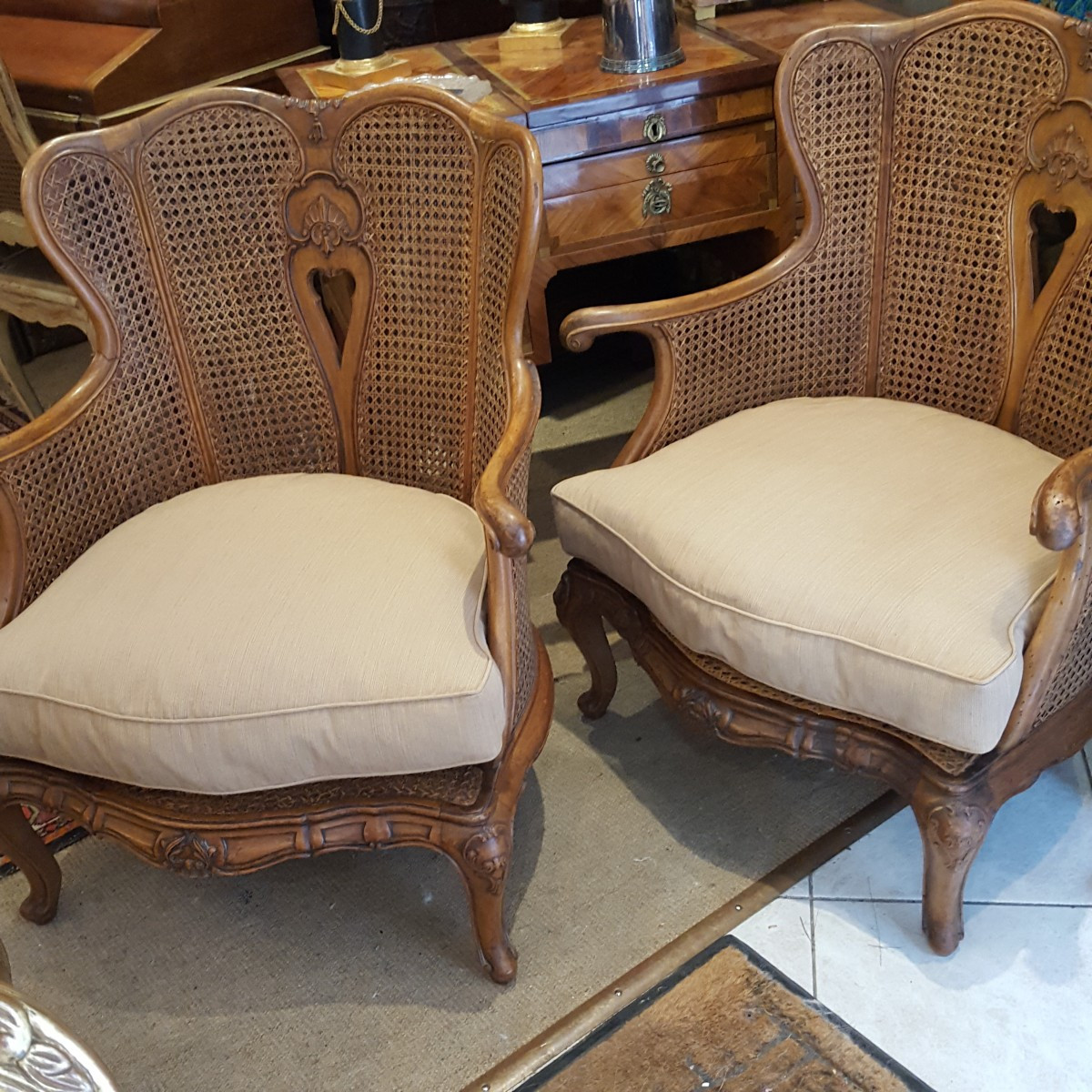 Paire de fauteuils bas 1900 cannés