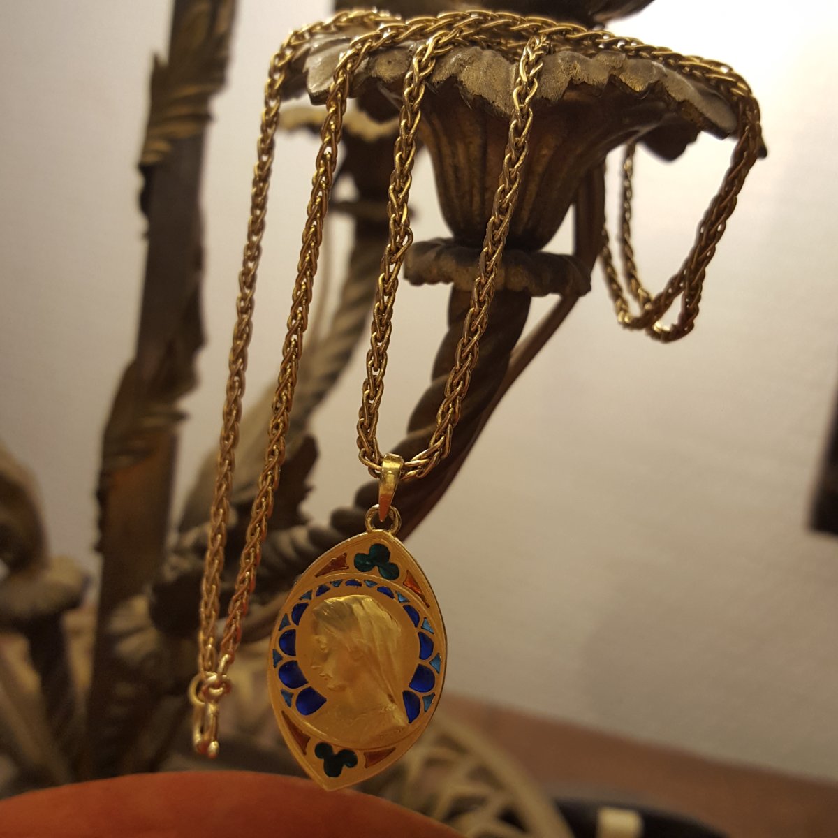 Médaille or et Email Plique à Jour1925 et sa Chaîne or signée Dropsy-photo-2