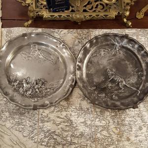 Les fables de La Fontaine : paire d'assiettes en relief  Art Nouveau