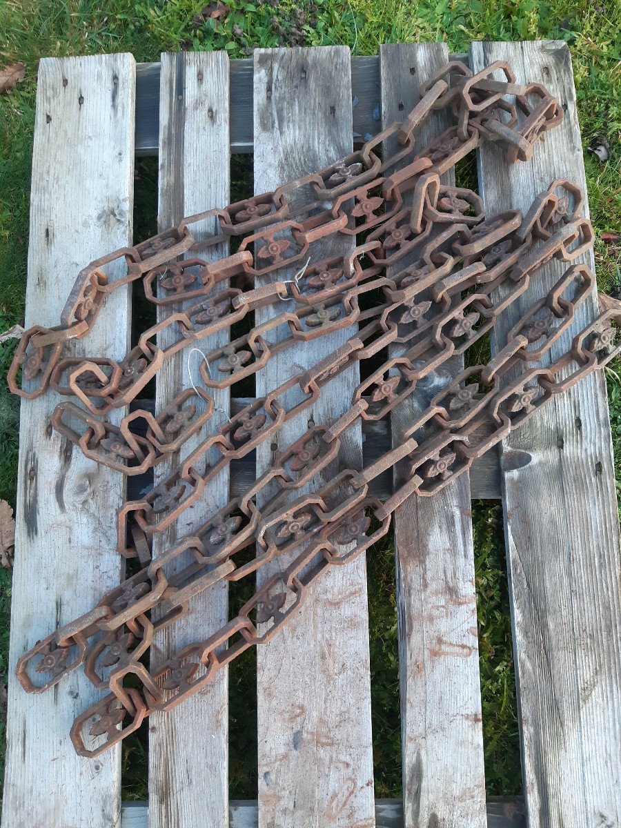 Posts And Chains-photo-2