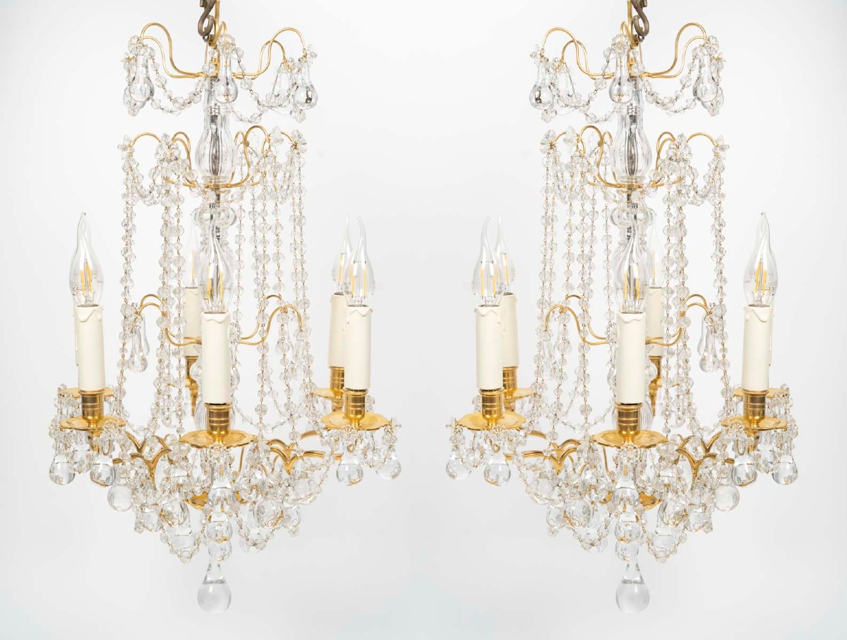 Paire de lustres en bronze doré et cristal de style Louis XVI, d'époque XIXème.