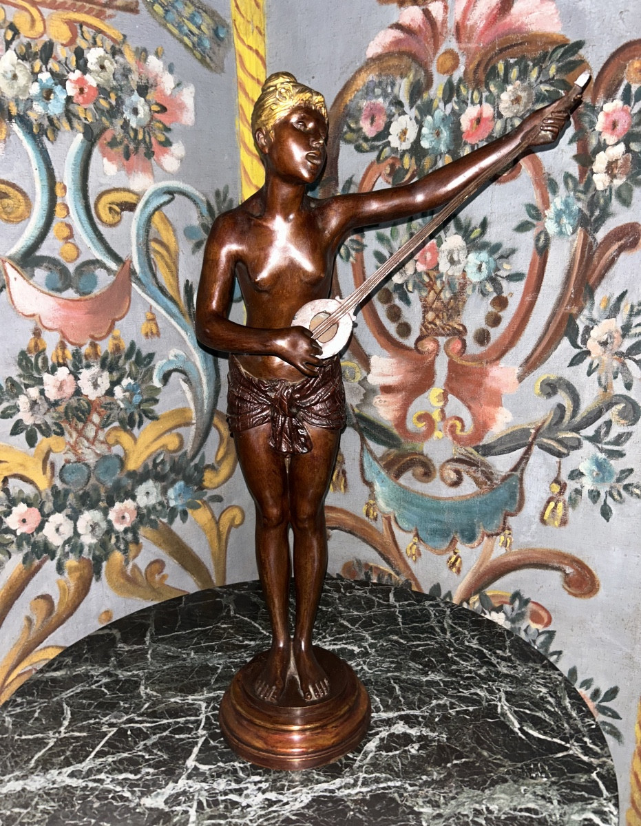 Sculpture en bronze "femme à la mandoline"