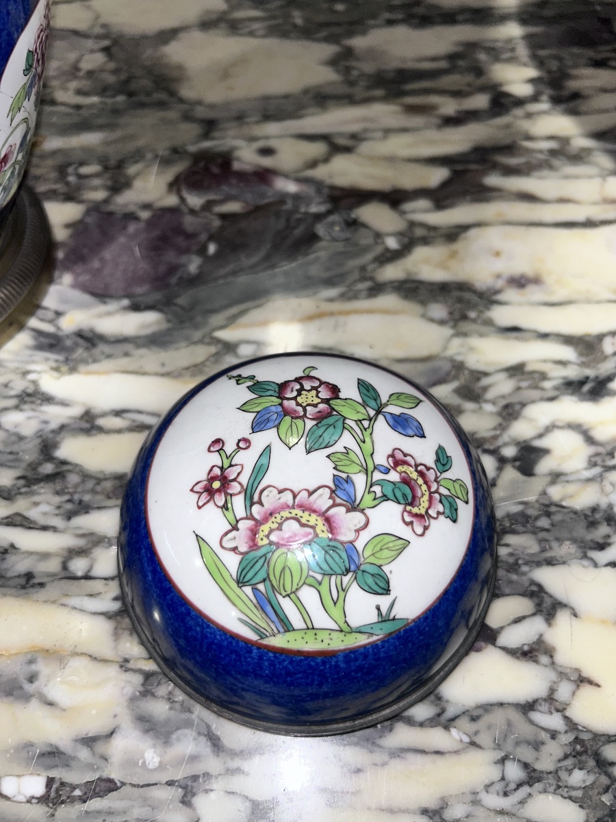 Pair Of 19th-century Chinese Porcelain Vases In Powder Blue-photo-2