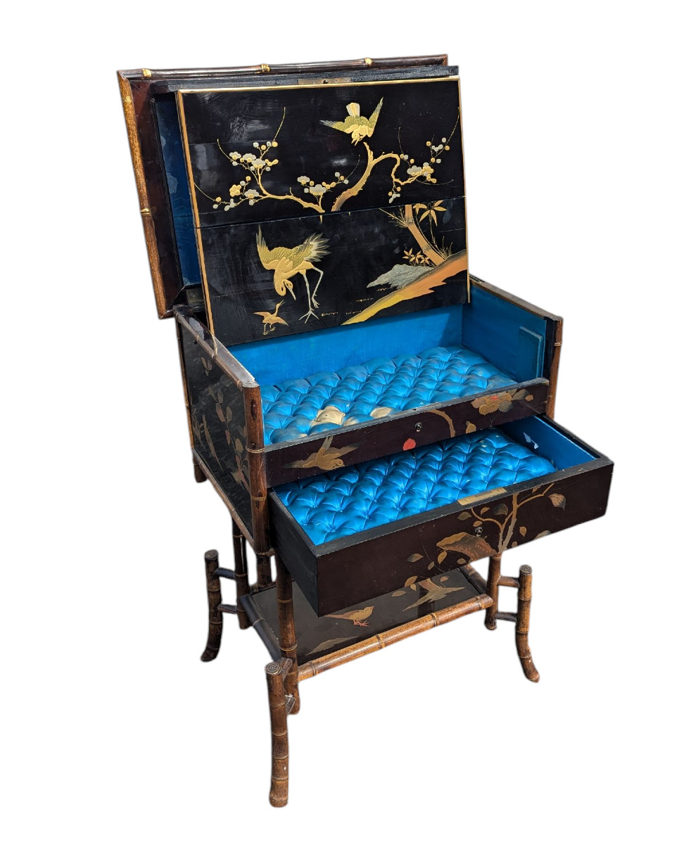 Table laquè et Bambou  dans le goût Perret et Vibert 