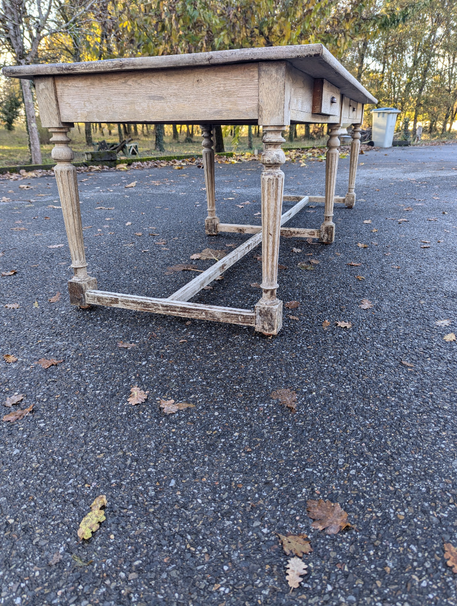 Large Store Table -photo-1