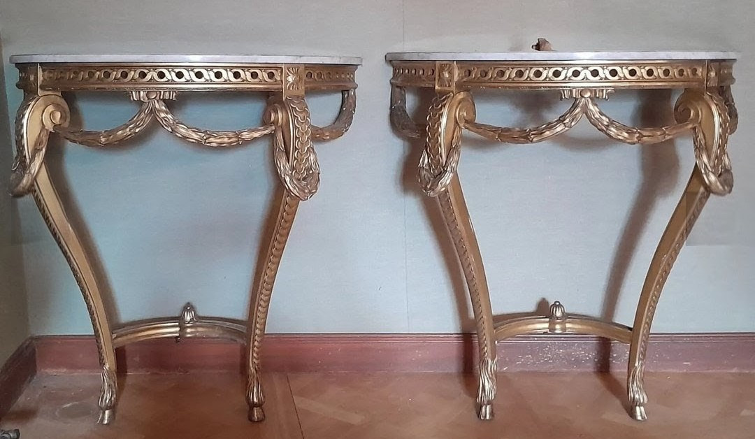 Paire de console demi lune de style LXVI