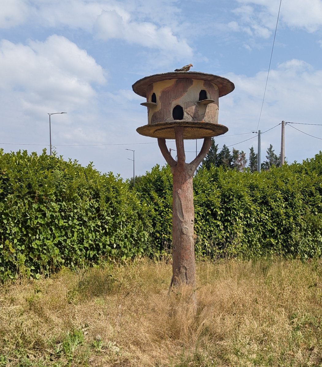 Important pigeonnier de jardin en béton faux bois – XXe siècle –