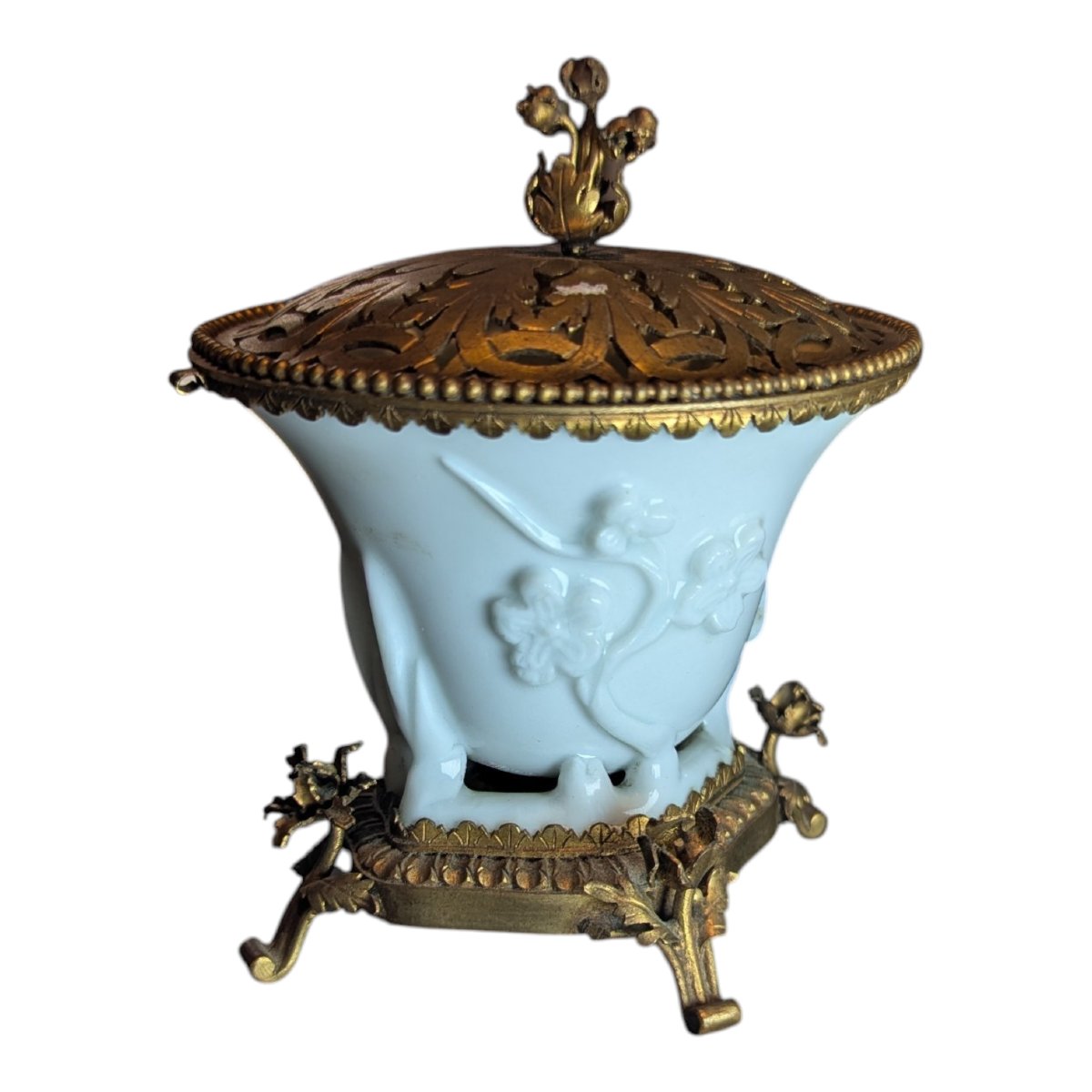 Coupe à libation chinoise en blanc de Chine avec montures en bronze doré, Kangxi-photo-4