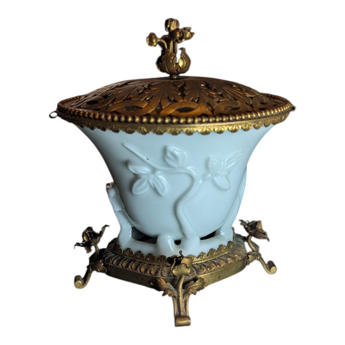 Coupe à libation chinoise en blanc de Chine avec montures en bronze doré, Kangxi