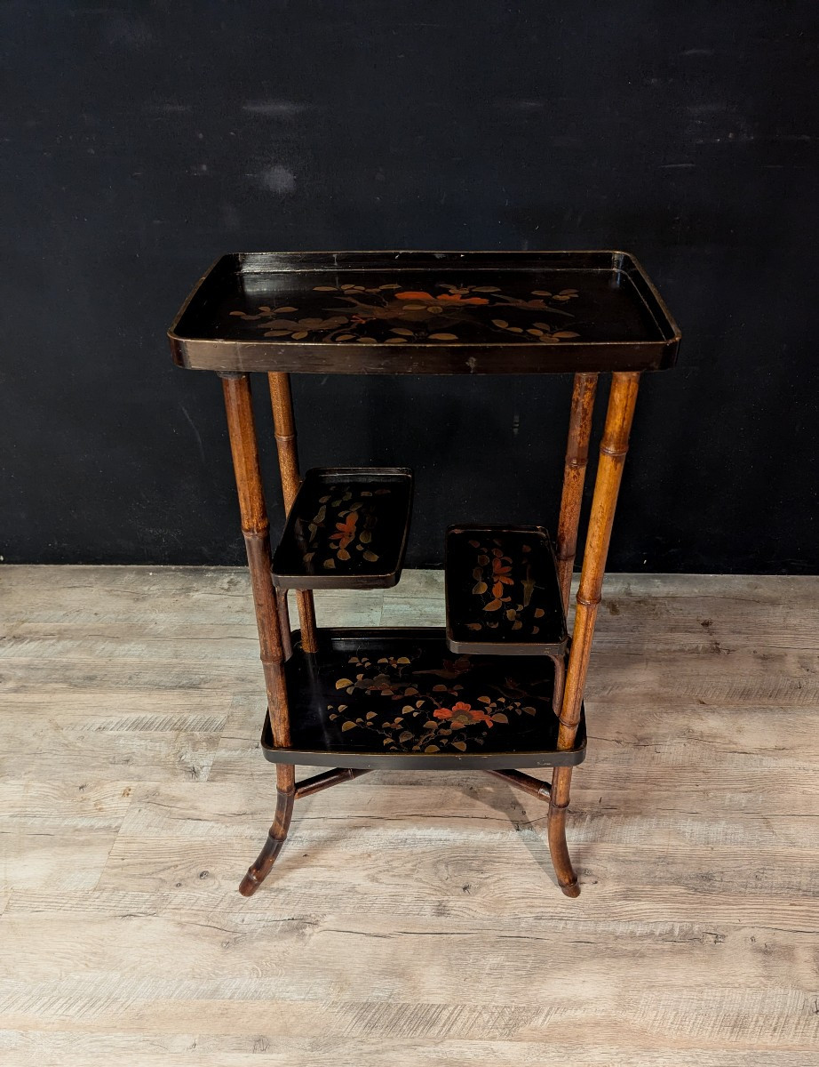Petite étagère ou table d’appoint en bambou et laque de Chine