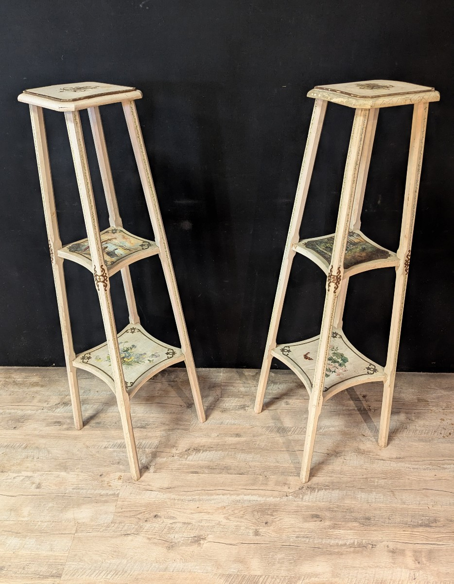 Paire de grandes sellettes en bois peint à trois plateaux.