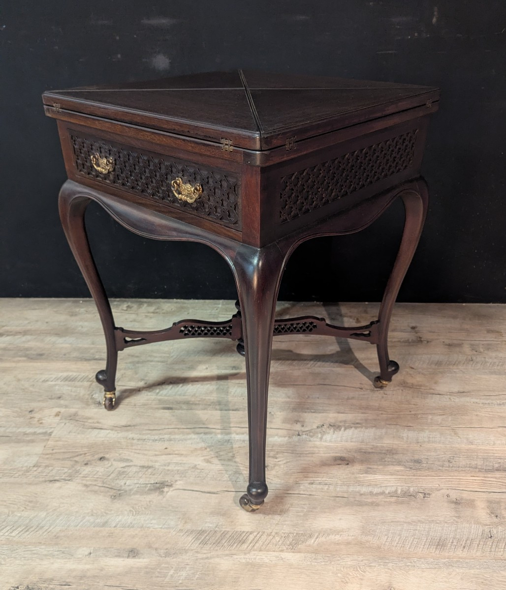 Table à jeu dite “mouchoir” en acajou, style Louis XV à décor d’inspiration asiatique
