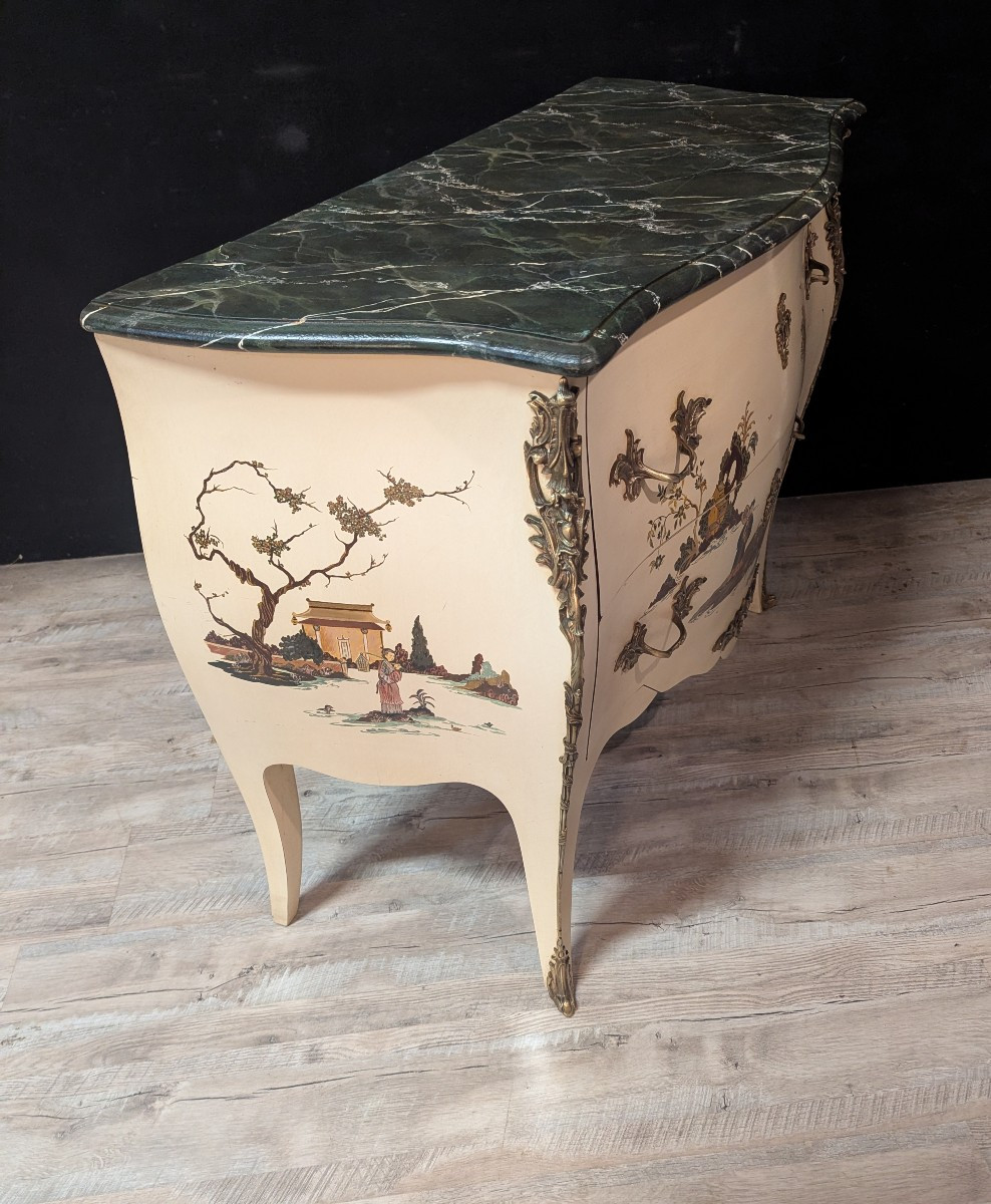 Commode galbée de style Louis XV à décor de chinoiseries-photo-2