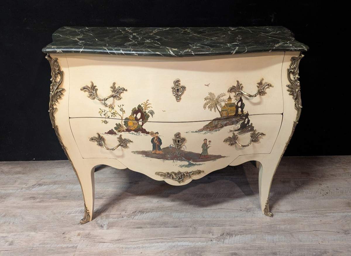 Commode galbée de style Louis XV à décor de chinoiseries