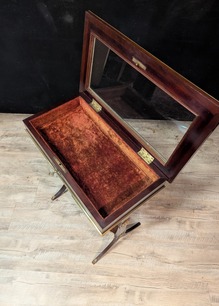 Table vitrine de style Louis XVI en acajou et laiton doré-photo-2