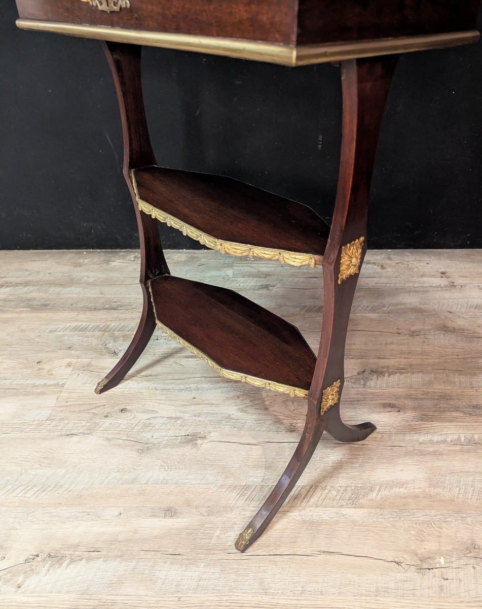 Table vitrine de style Louis XVI en acajou et laiton doré-photo-3