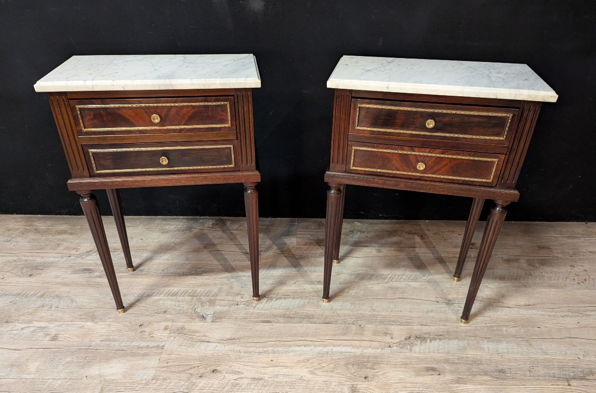 Paire de tables de chevet Louis XVI en acajou  dessus de marbre blanc