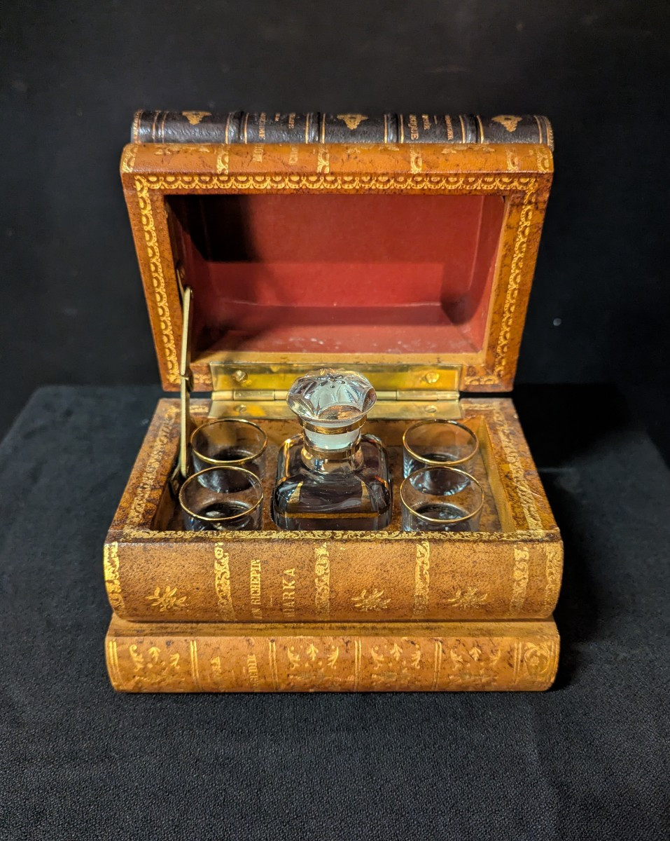 Cave à liqueur en forme de livres  coffret dissimulé