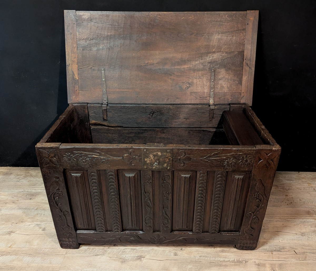 Coffre catalan en bois sculpté XVIIIe siècle-photo-1