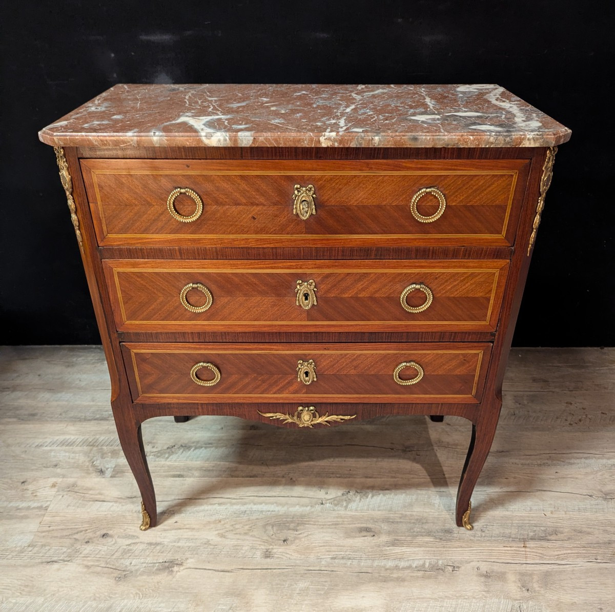 Commode Louis XV en bois de rose avec marbre