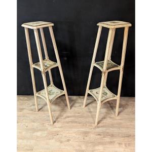 Paire de grandes sellettes en bois peint à trois plateaux.
