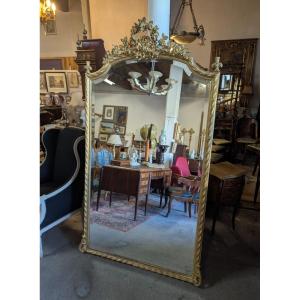 Très grand miroir de style Louis XVI en bois et stuc doré à la feuille d’or