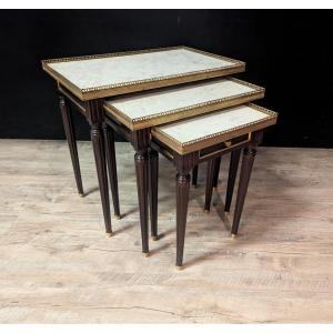 Ensemble de trois tables gigognes en acajou et marbre