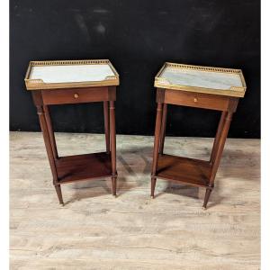 Paire de petites tables de chevet de style Louis XVI