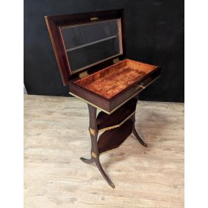 Table vitrine de style Louis XVI en acajou et laiton doré