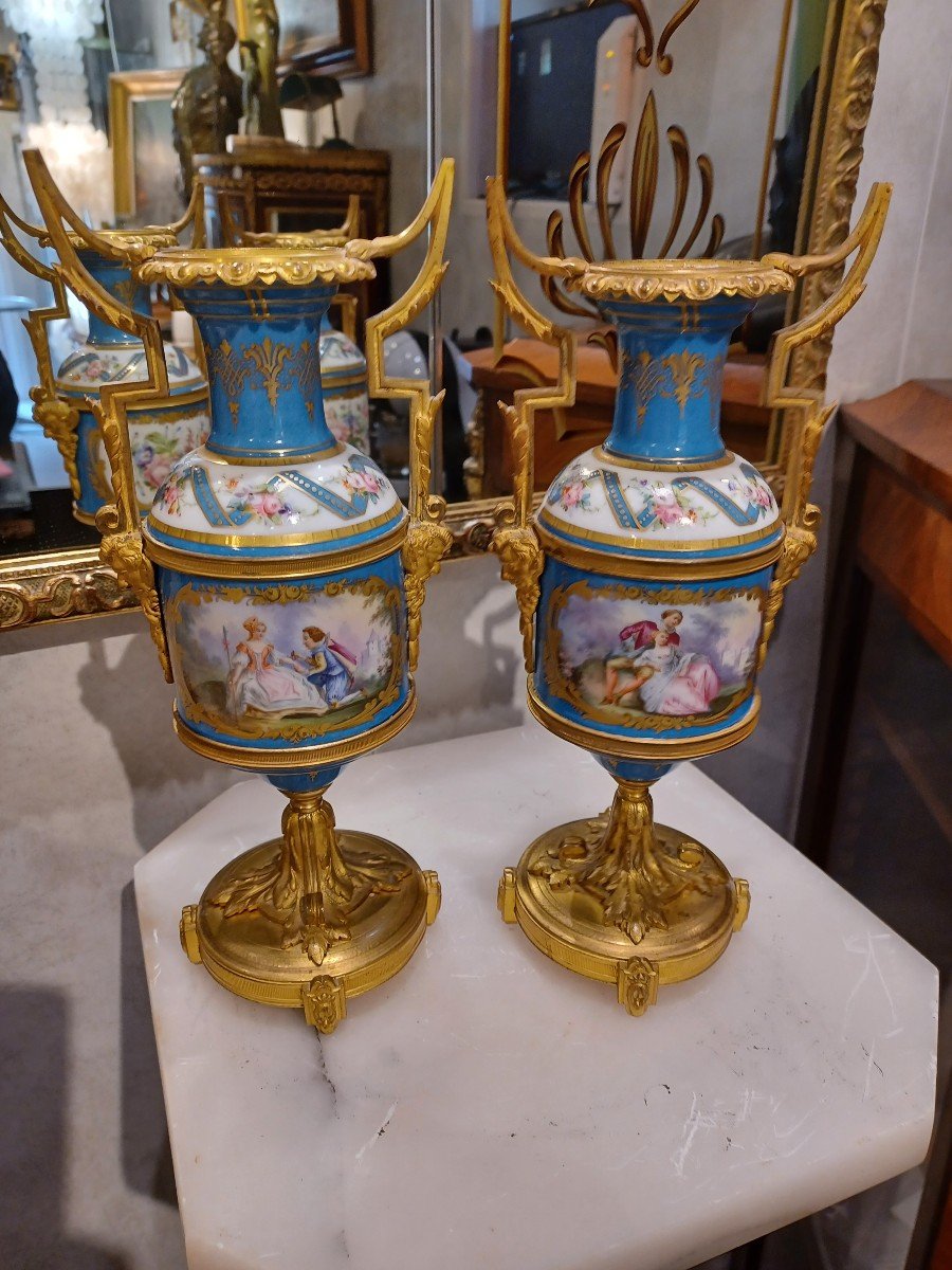 Paire De Vases En Porcelaine Et Bronze Doré