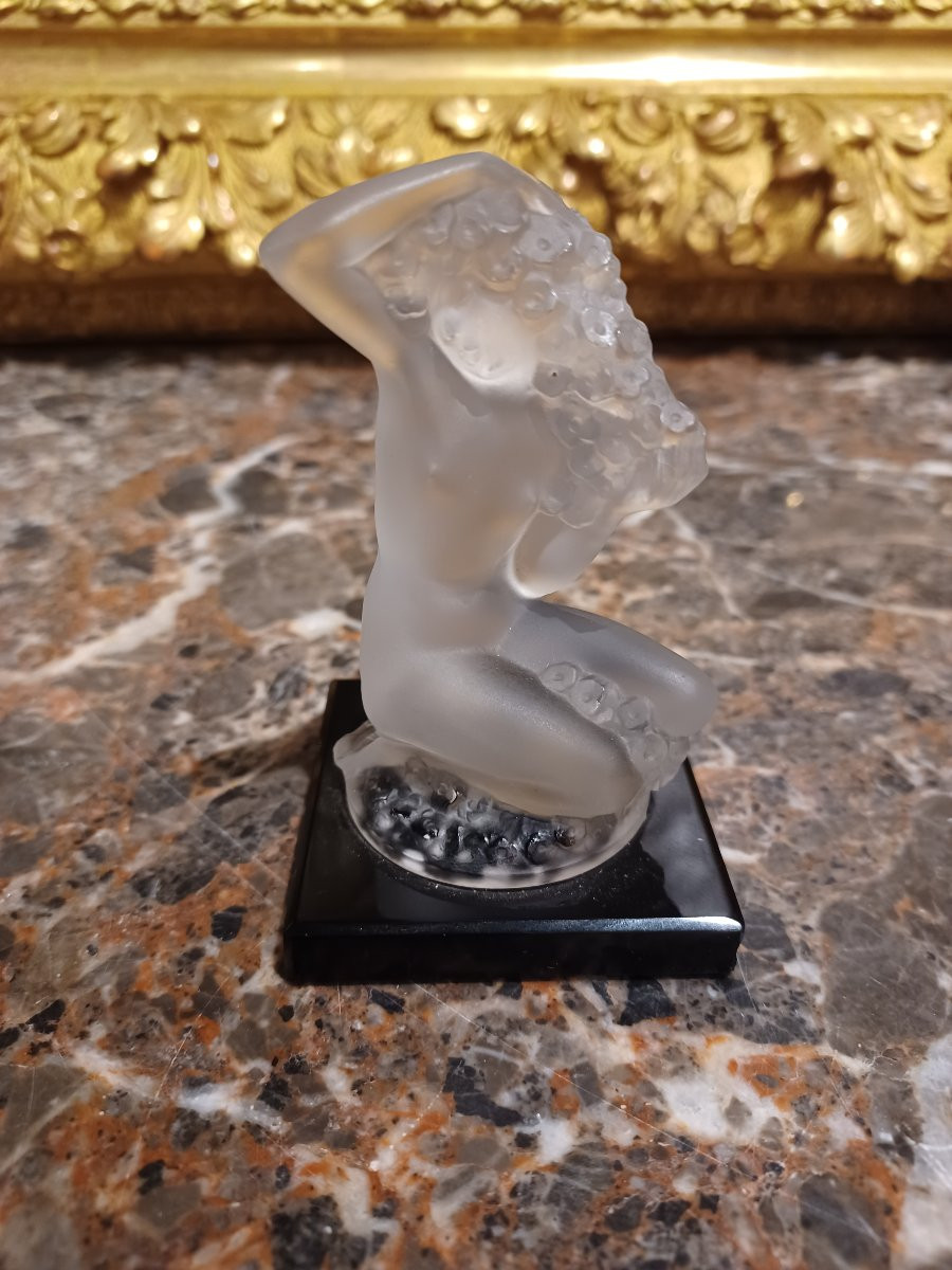 Lalique France , Statuette femme en verre opalescent-photo-3