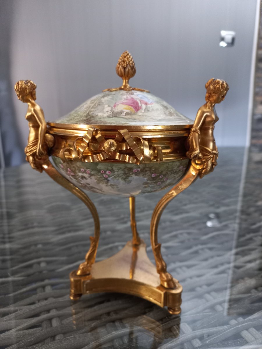 Bonbonnière , porcelaine et bronze , Alphonse GIROUX