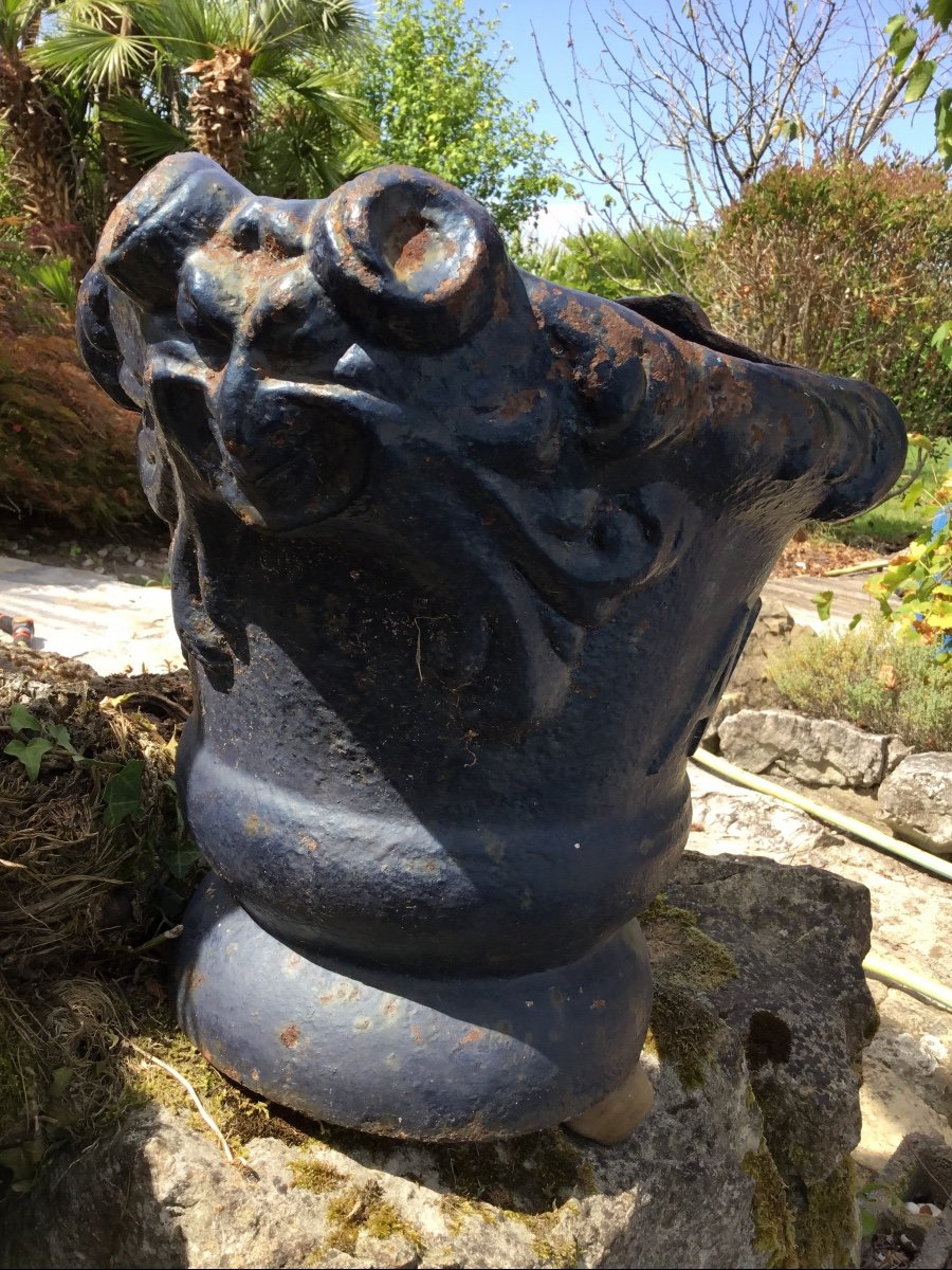 XIXth Century Cast Iron Planter, Adorned With Two Grotesques And Central Crown-photo-3