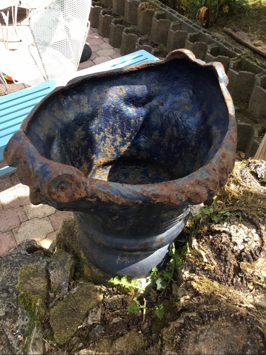 XIXth Century Cast Iron Planter, Adorned With Two Grotesques And Central Crown-photo-4