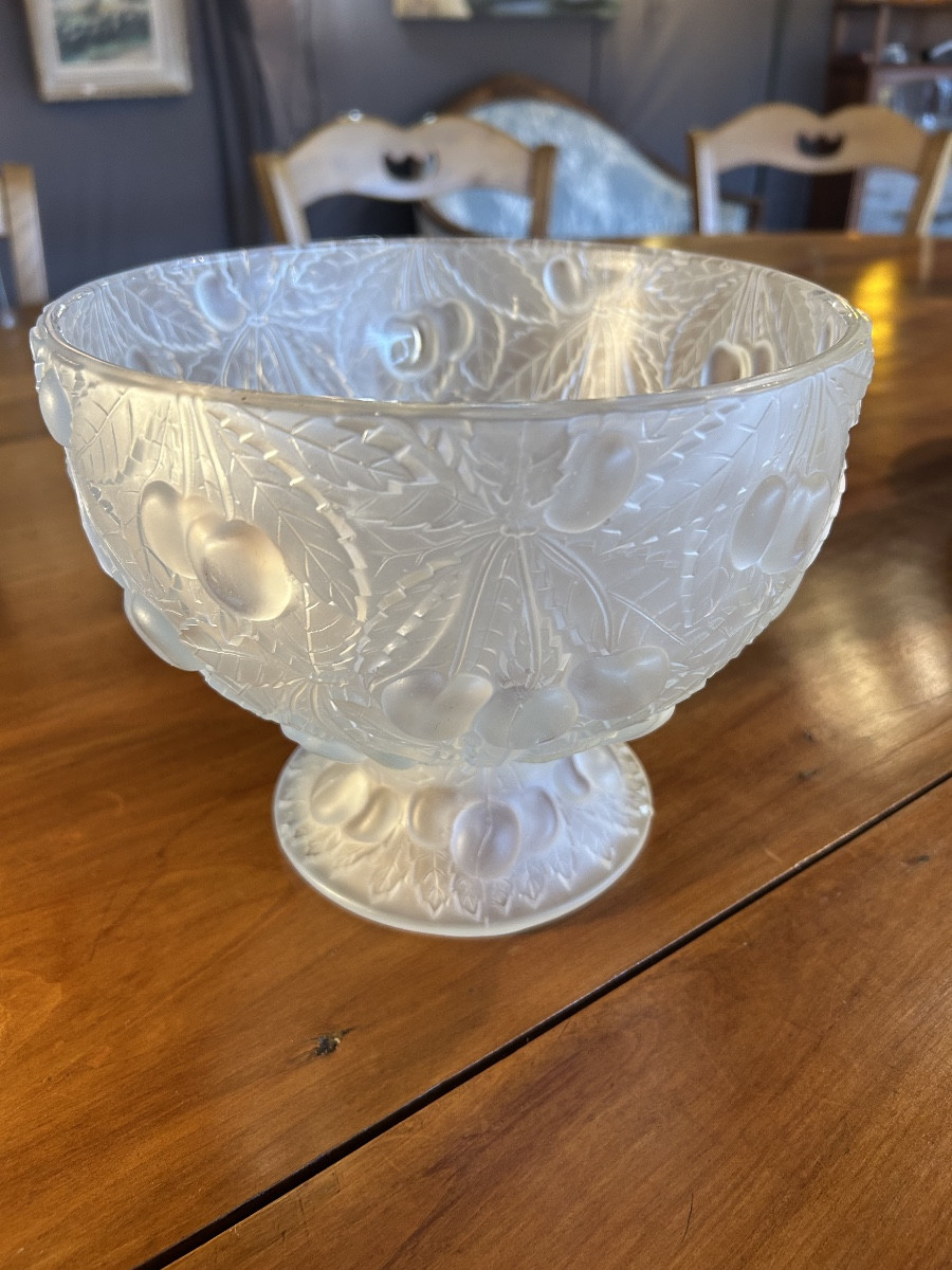 Coupe à fruits, décor de cerise signée Lalique r France 
